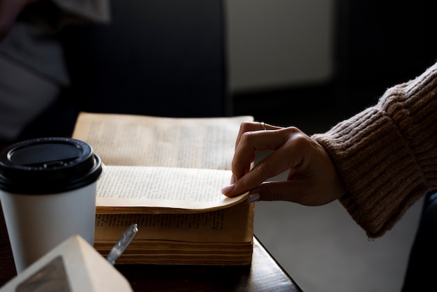 为什么主流的数码产品的默认颜色全是黑的-