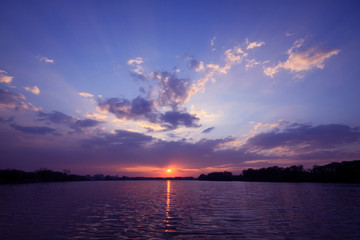 为什么主流的数码产品的默认颜色全是黑的-